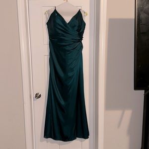 Emerald Green David’s Bridal Bridesmaid Dress      Size: 14